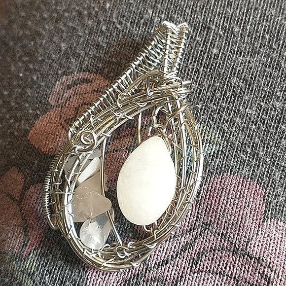 NWT Beautiful Rose Quartz Teardrop Dangle Pendant - Picture 3 of 4